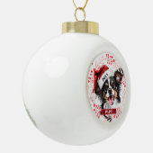 Papillon-hond in kerstmannenhoed Kerstbal aan een  Keramische Bal Ornament (Links)