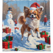 Papillon hond loopt in de sneeuw met kerst Pet Douchegordijn (Voorkant)