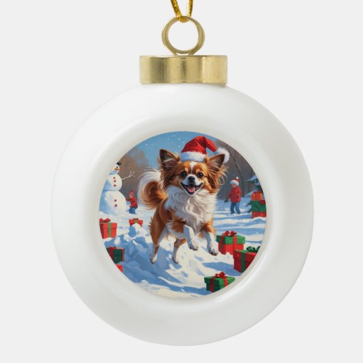 Papillon hond loopt in de sneeuw met kerst Pet Keramische Bal Ornament (Voorkant)