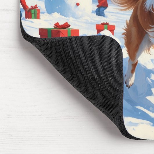 Papillon hond loopt in de sneeuw met kerst Pet Muismat (Hoek)