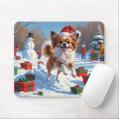 Papillon hond loopt in de sneeuw met kerst Pet Muismat (Met muis)