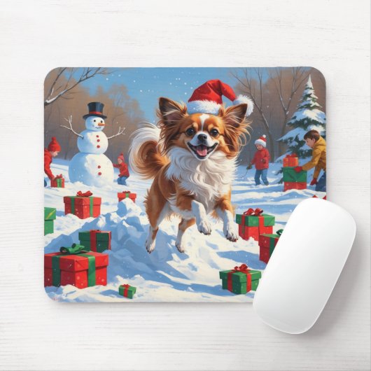 Papillon hond loopt in de sneeuw met kerst Pet Muismat (Met muis)