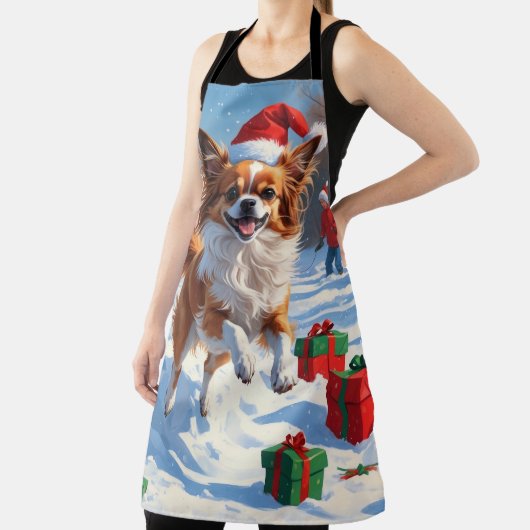 Papillon hond loopt in de sneeuw met kerst Pet Schort (Insitu)