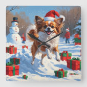 Papillon hond loopt in de sneeuw met kerst Pet Vierkante Klok (Voorkant)