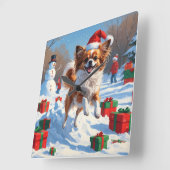 Papillon hond loopt in de sneeuw met kerst Pet Vierkante Klok (Hoek)