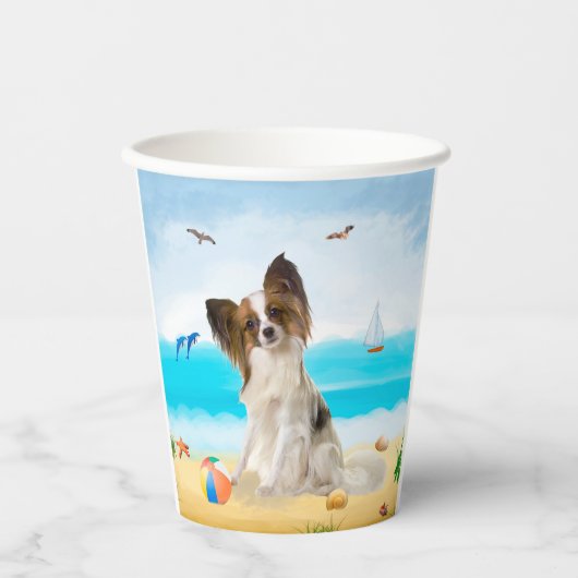 Papillon-hond op het strand papieren bekers (Voorkant)