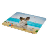 Papillon-hond op het strand snijplank (Hoek)