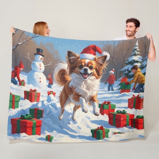Papillon-hond rent in de sneeuw met kerstmuts fleece deken (In situ)