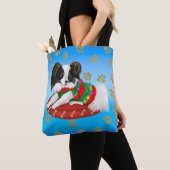 Papillon Puppy met groene en rode kerstjurk Tote Bag (Dichtbij)