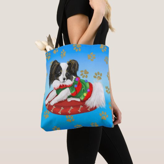 Papillon Puppy met groene en rode kerstjurk Tote Bag (Dichtbij)
