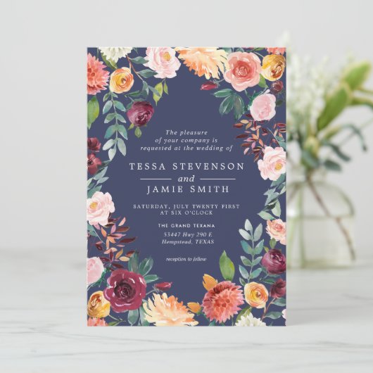 Paprika Burgundy Floral Wedding Invitation Kaart (Staand voorkant)