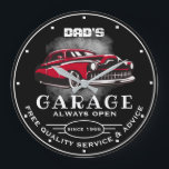 Pap's Garage Elke naam altijd Slogan Low Car opene Grote Klok<br><div class="desc">Papa's garage of een naamgarage met klassieke low-rider gehakte auto digitale grafische kaart op een zwarte achtergrond. Gebruik enkel personaliseer deze optie van sjabloon om de tekst te veranderen. Open altijd de service- en adviestypografie van goede kwaliteit met een willekeurige datum. Kies alleen de handkleur en -grootte.</div>