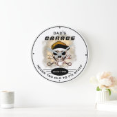 Pap's Garage is nooit te oud voor de schedel. Grote Klok (Huis)