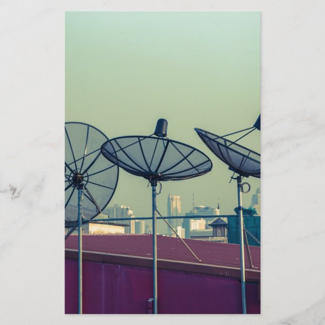 Parabole antenne op de daken van Bangkok (Voorkant)