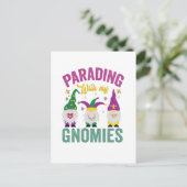 Paraderen met mijn Gnomies Funny Mardi Gras Gnomes Briefkaart (Staand voorkant)