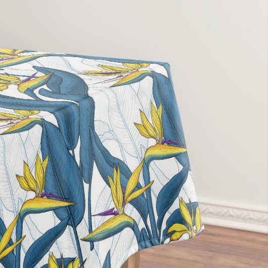 Paradijsvogelbloemen op wit tafelkleed (Voorbeeld)