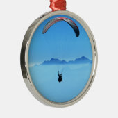 Paraglider op blauwe achtergrond met bergen metalen ornament (Rechts)