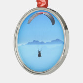 Paraglider op blauwe achtergrond met bergen metalen ornament (Links)