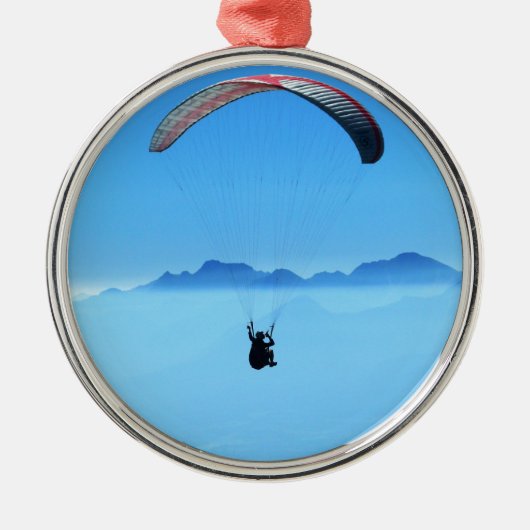 Paraglider op blauwe achtergrond met bergen metalen ornament (Voorkant)