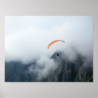 Paraglider zweeft over nevelige bergklif poster