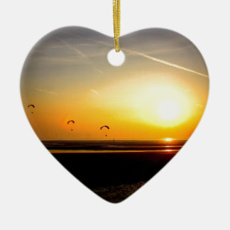Paragliders die van de Sunset genieten Keramisch Ornament