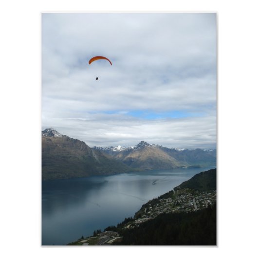Paragliding boven Queenstown, Nieuw-Zeeland Foto Afdruk (Voorkant)