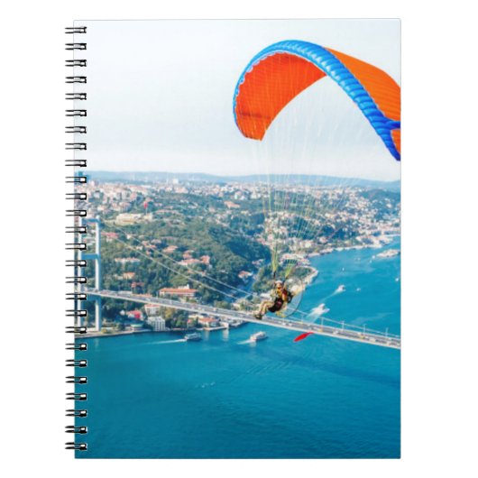 Paramotorpiloten vliegen over de Bosporus Notitieboek (Voorkant)