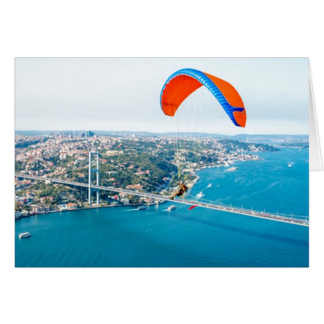 Paramotors piloten die over de Bosphorus vliegen (Voorkant Horizontaal)