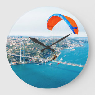 Paramotors piloten die over de Bosphorus vliegen Grote Klok