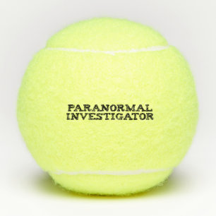 Paranormaal onderzoeker spookjacht tennisballen