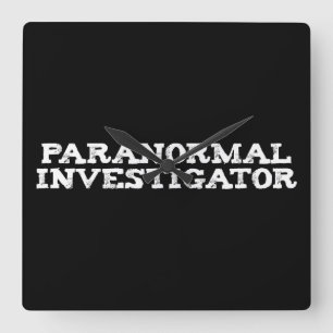 Paranormaal onderzoeker spookjacht vierkante klok