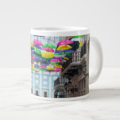 Paraplu's boven San Juan Streets en Mansion Grote Koffiekop (Voorkant rechts)