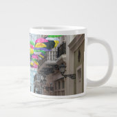 Paraplu's boven San Juan Streets en Mansion Grote Koffiekop (Rechts)