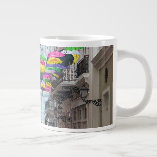 Paraplu's boven San Juan Streets en Mansion Grote Koffiekop (Rechts)