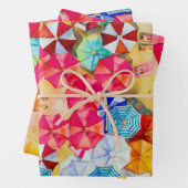 Paraplu's in het zand-strand inpakpapier vel (In situ)