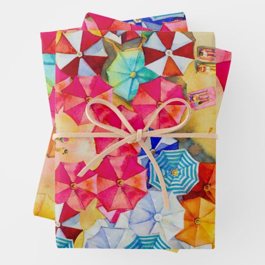 Paraplu's in het zand-strand inpakpapier vel (In situ)