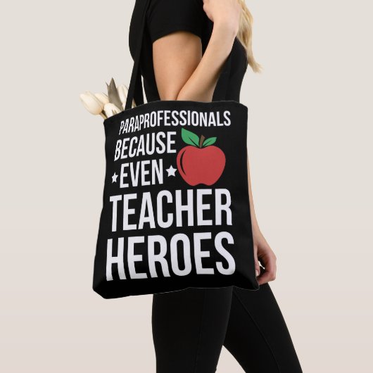 Paraprofessional omdat zelfs leraren helden nodig  tote bag (Dichtbij)