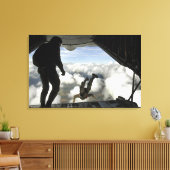 Pararescuemenspringen uit de achterkant van een C- Canvas Afdruk (Insitu (Woonkamer))