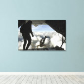 Pararescuemenspringen uit de achterkant van een C- Canvas Afdruk (Insitu (Houten vloer))