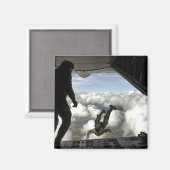 Pararescuemenspringen uit de achterkant van een C- Magneet (Voorkant / Achterkant)