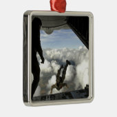 Pararescuemenspringen uit de achterkant van een C- Metalen Ornament (Rechts)