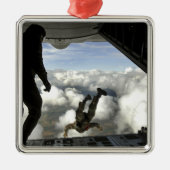 Pararescuemenspringen uit de achterkant van een C- Metalen Ornament (Voorkant)