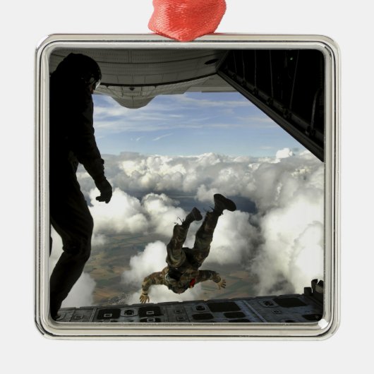 Pararescuemenspringen uit de achterkant van een C- Metalen Ornament (Voorkant)