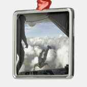 Pararescuemenspringen uit de achterkant van een C- Metalen Ornament (Links)