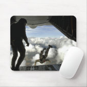 Pararescuemenspringen uit de achterkant van een C- Muismat (Met muis)