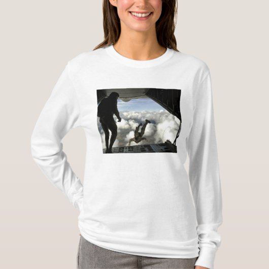 Pararescuemenspringen uit de achterkant van een C- T-shirt (Voorkant)