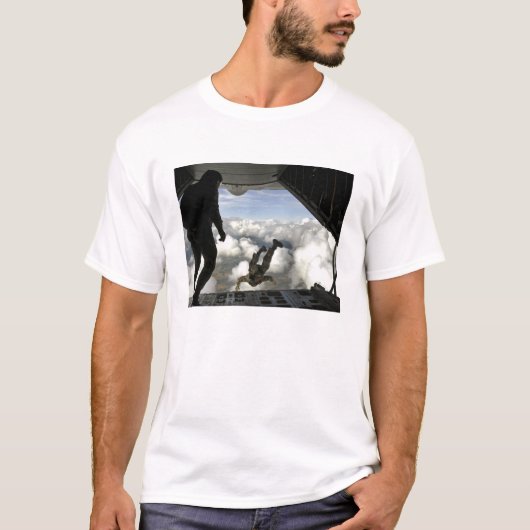 Pararescuemenspringen uit de achterkant van een C- T-shirt (Voorkant)