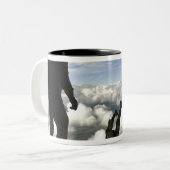 Pararescuemenspringen uit de achterkant van een C- Tweekleurige Koffiemok (Voorkant links)