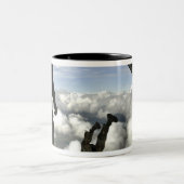 Pararescuemenspringen uit de achterkant van een C- Tweekleurige Koffiemok (Center)