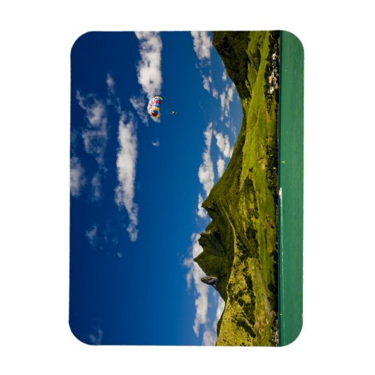 Parasailen in het Uitzicht van de indrukwekkende l Magneet (Verticaal)